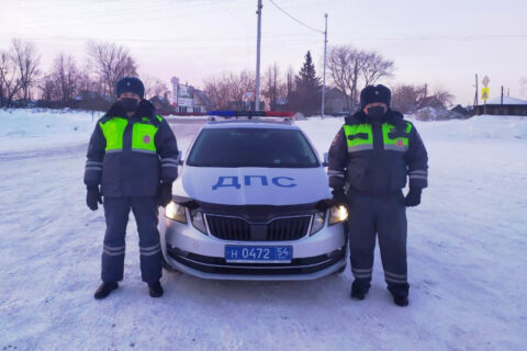 Новосибирские автоинспекторы помогли водителю застрявшей фуры