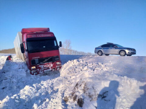 Новосибирские автоинспекторы помогли водителю застрявшей фуры