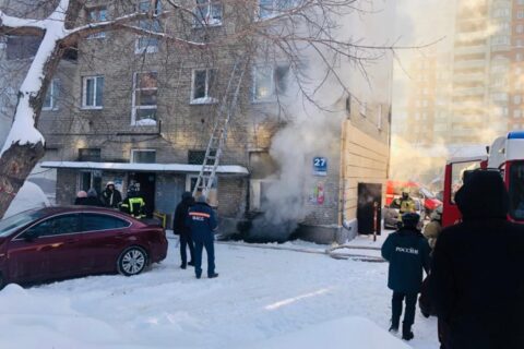 Пятиэтажка загорелась в центре Новосибирска