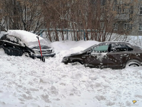 В Новосибирске снег с крыши повредил две машины