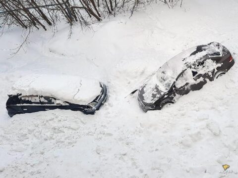 В Новосибирске снег с крыши повредил две машины