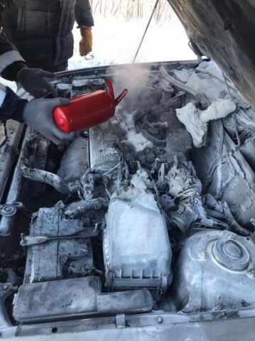 Новосибирские госавтоинспекторы помогли потушить загоревшийся автомобиль