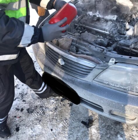 Новосибирские госавтоинспекторы помогли потушить загоревшийся автомобиль