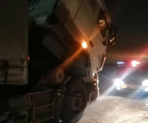 Новосибирские Госавтоинспекторы помогли водителю заглохнувшего большегруза