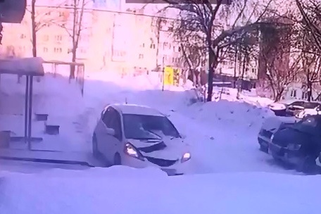 В Новосибирске на автомобиль с водителем рухнула ледяная глыба