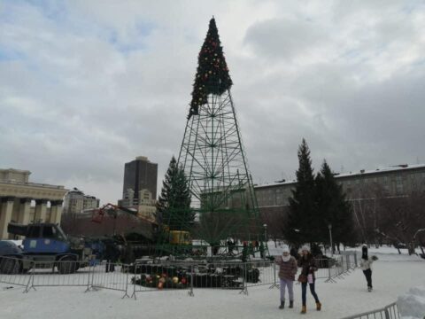Новогоднюю елку начали демонтировать в Новосибирске