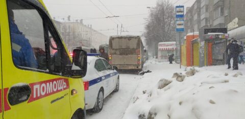 На остановке в Новосибирске мужчина попал под колеса автобуса