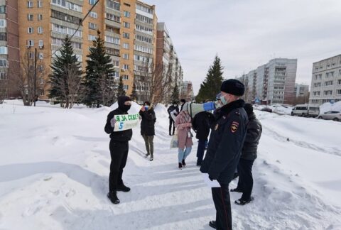 Новосибирцы провели пикет против продажи сквера на Демакова