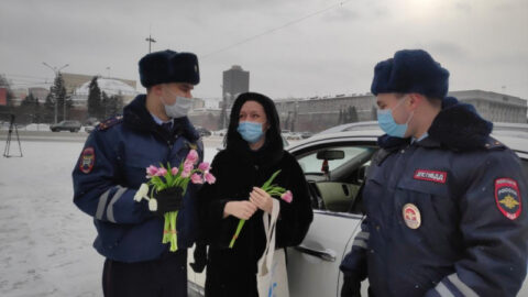 Новосибирские Госавтоинспекторы дарили женщинам цветы