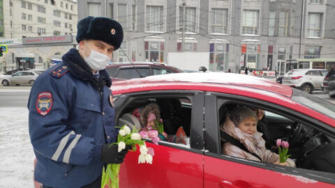 Новосибирские Госавтоинспекторы дарили женщинам цветы