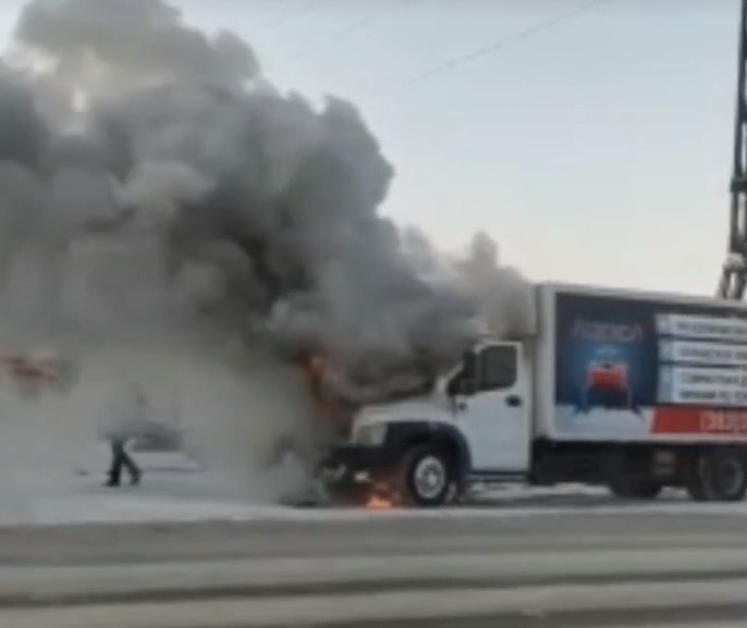 Сгорел грузовик. Сгорел грузовик в Новосибирске. Загорелась фура в Новосибирске.