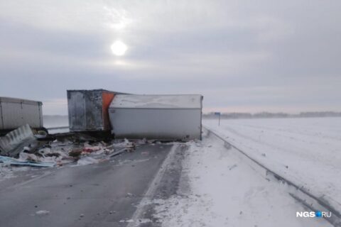Водитель грузовика погиб в аварии на новосибирской трассе