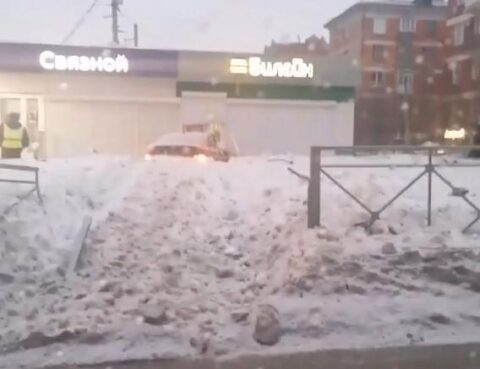 В Новосибирске автомобиль каршеринговый службы врезался в торговый павильон