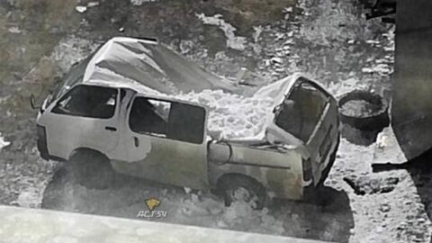 Снег в Новосибирске промял крышу машины