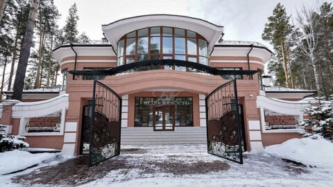 В элитном поселке Новосибирска продают коттедж за 180 миллионов рублей