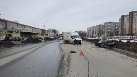 В Новосибирске после аварии автомобиль застрял в сугробе