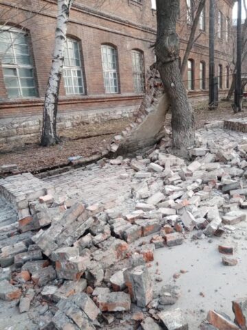 В Новосибирске упал забор психбольницы
