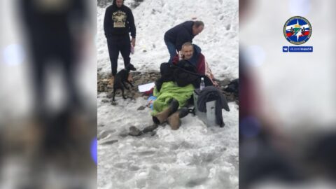 Житель Новосибирска провалился под лед, спасая тонущего рыбака.