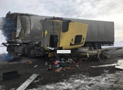 На Ордынском шоссе под Новосибирском столкнулись легковая и грузовик