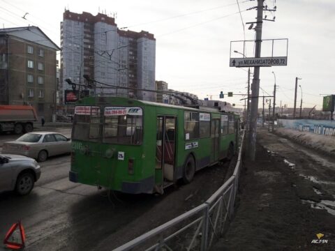 В Новосибирске троллейбус сбил дорожное ограждение