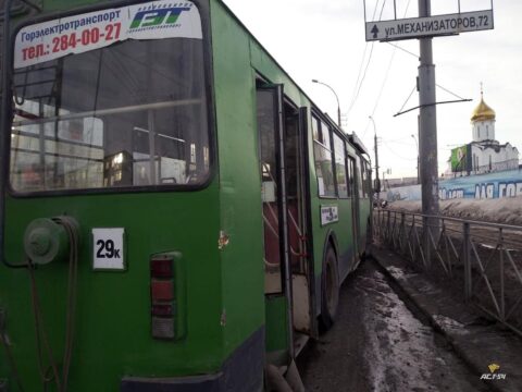 В Новосибирске троллейбус сбил дорожное ограждение