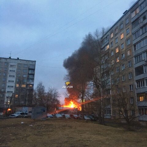 Два частных дома загорелись в Новосибирске