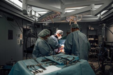 65-летнему пациенту в Новосибирске провели уникальную операцию на сердце