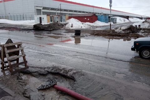 В Новосибирске лужа появилась через час после того, как ее откачали