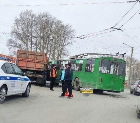 В Новосибирске столкнулись троллейбус и КамАЗ