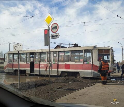 В Ленинском районе Новосибирска с рельсов сошел трамвай