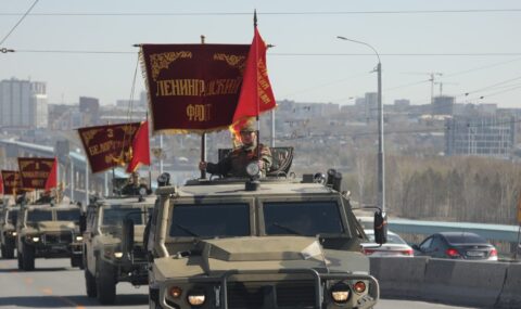 Автопробег со штандартами фронтов устроили военнослужащие Новосибирска