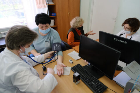 Работу поликлиник в майские праздники проверил губернатор Новосибирской области