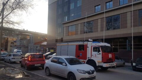 В 16-этажном офисном здании в Новосибирске произошло короткое замыкание