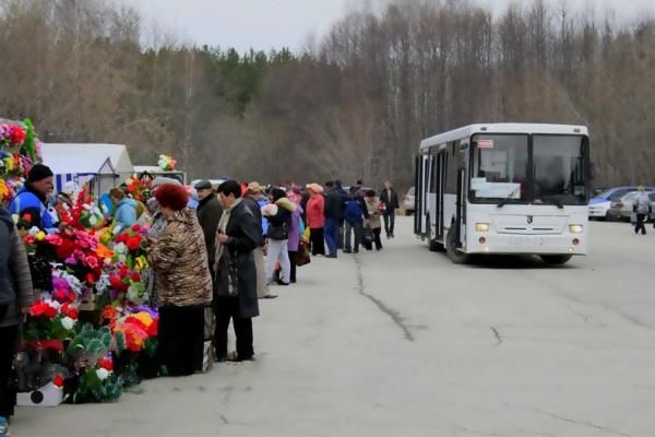 Автобус погост. Автобус до кладбища. Автобус на родительский день. Кладбище автобусов. Пасха автобусы на кладбище.