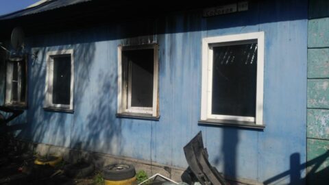 В Новосибирской области из горящего дома девочку спасли соседи