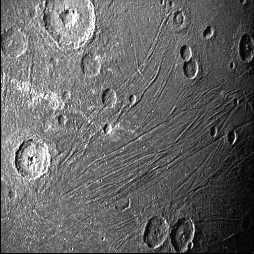 Космический корабль пролетел мимо мега-луны Юпитера 