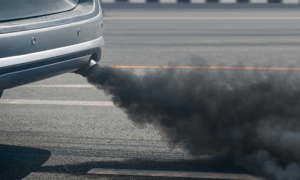О чем говорит черный дым из выхлопной трубы авто?