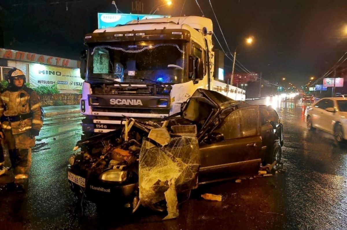 Водитель Honda Civic погиб при аварии с фурой Scania на Дуси Ковальчук в  Новосибирске | 15.08.2022 | Новосибирск - БезФормата