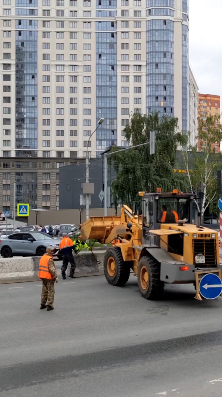 В Новосибирске убирают бетонные блоки, перекрывшие выезд жителям ЖК «Панорама»