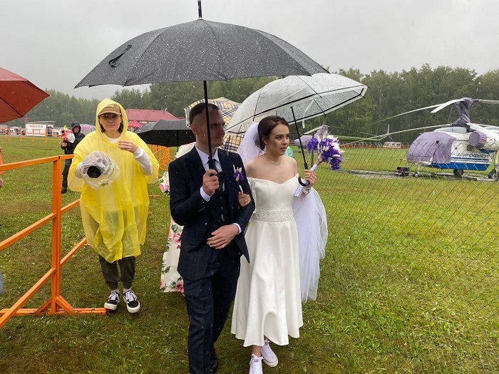 На новосибирском фестивале «Ветер Сибири» поженились две пары