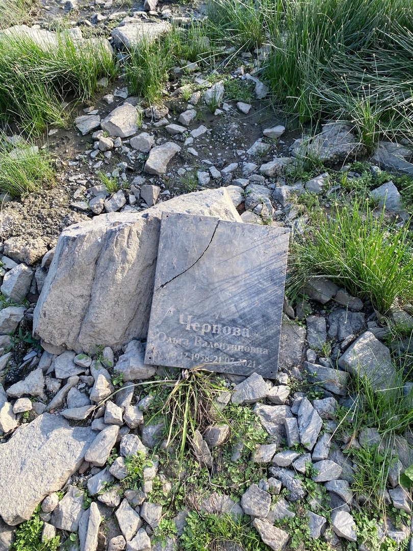 «АСТ-54»: новосибирцы на Михайловской набережной нашли надгробный камень