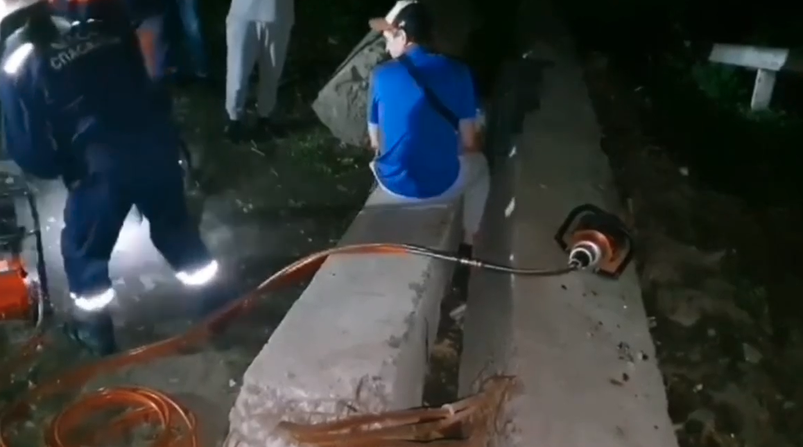 В Новосибирске спасатели помогли мужчине, ногу которого зажало между бетонными плитами