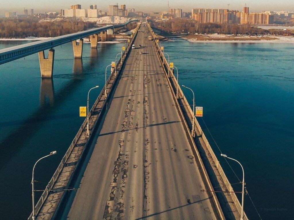Октябрьскому мосту Новосибирска, открытому в 1955 году, исполнилось 68 лет