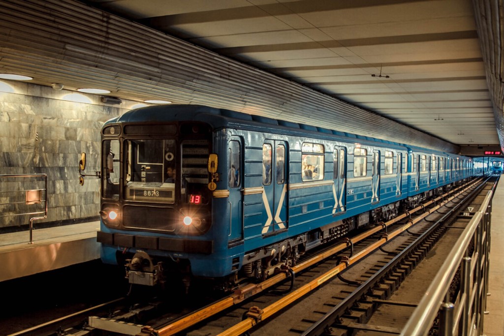 Власти Новосибирска: купить жетоны в терминалах метро за новые купюры нельзя