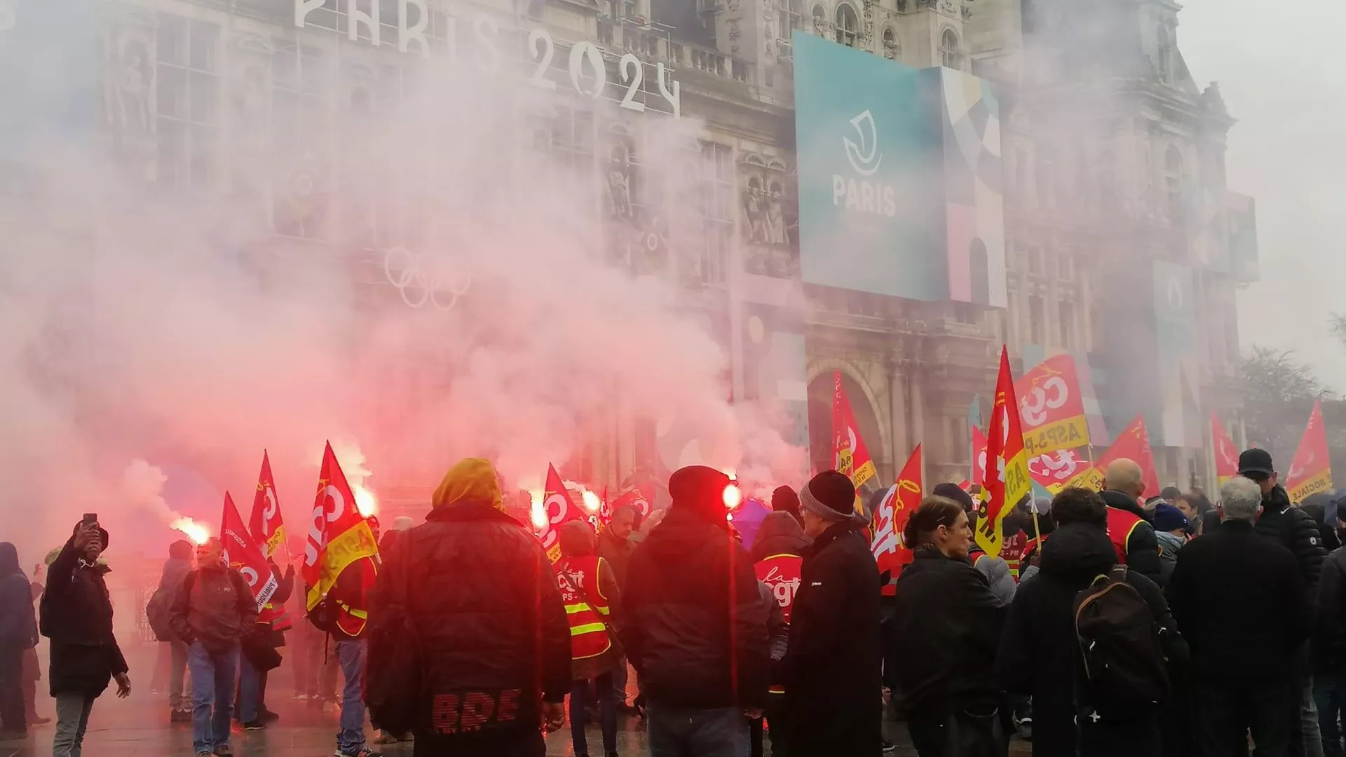 Активисты под гимн СССР устроили митинг против ОИ-2024 напротив мэрии Парижа