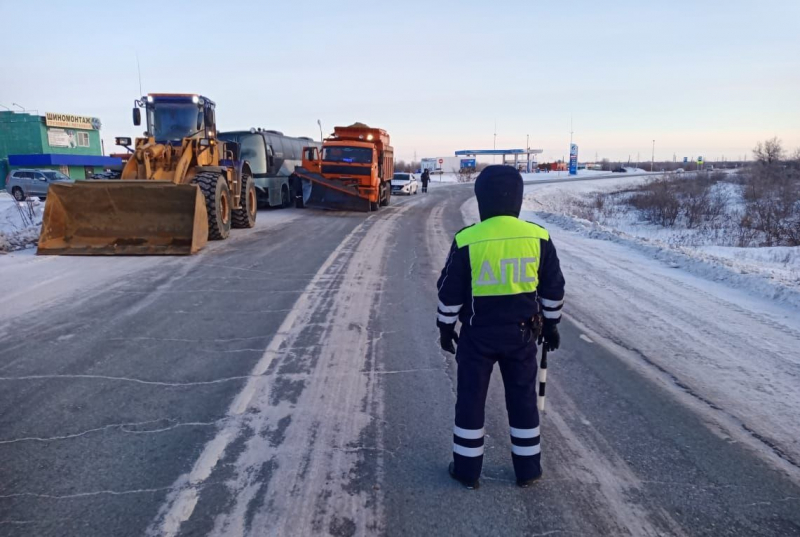 В Новосибирской области на дороге в мороз сломался автобус с пассажирами