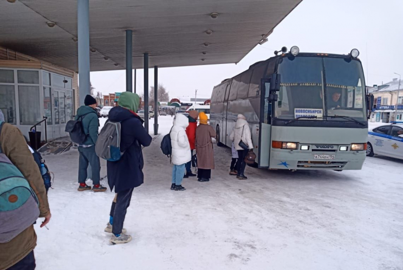 В Новосибирской области на дороге в мороз сломался автобус с пассажирами