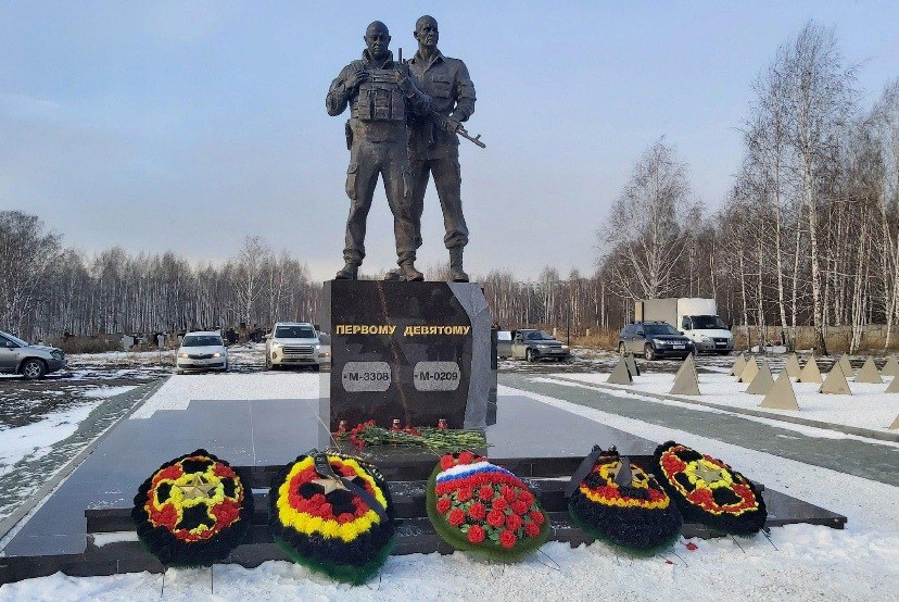 В Новосибирске установили памятник Евгению Пригожину и Дмитрию Уткину