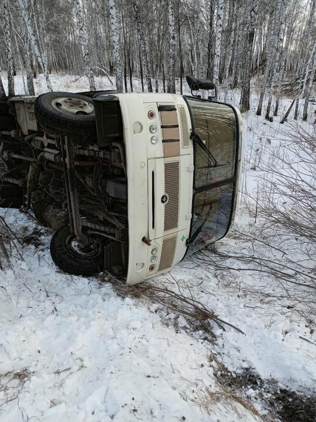 В Каргатском районе автобус опрокинулся в кювет