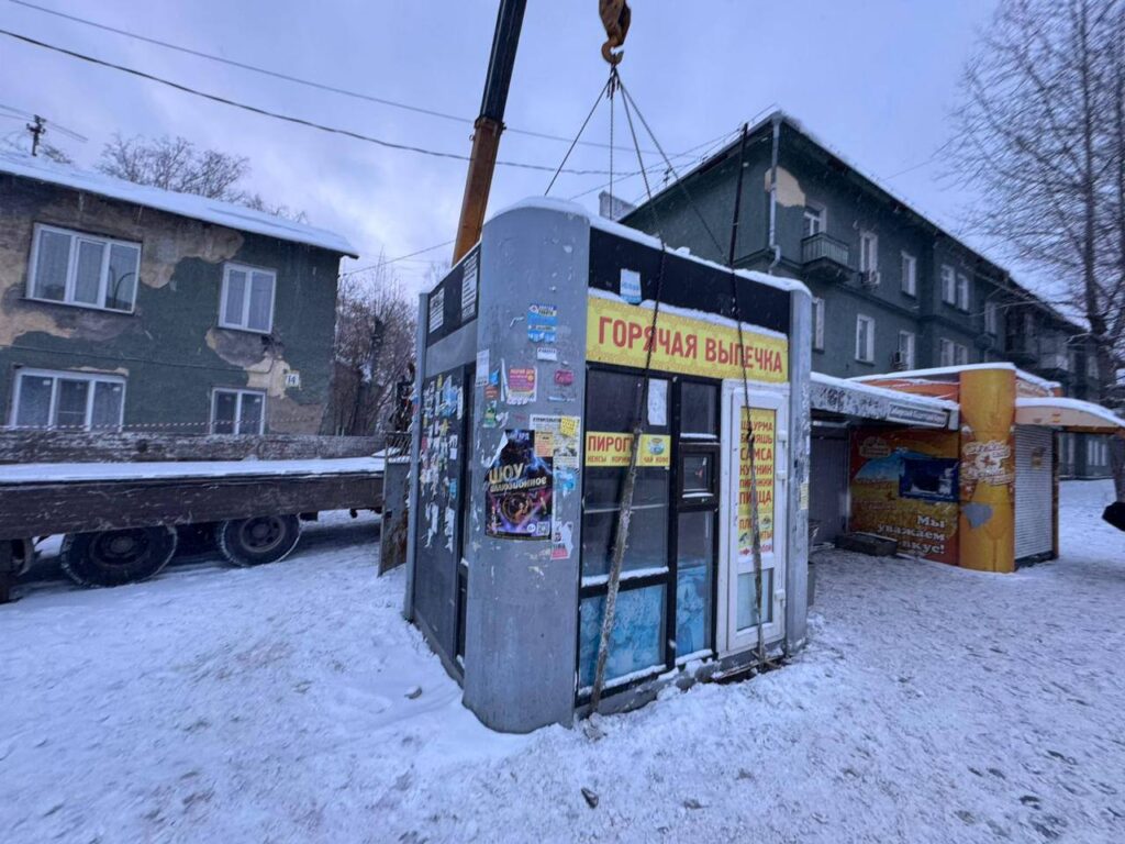 В Новосибирске снесли три незаконных киоска